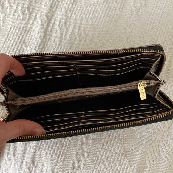 NWOT Fossil wristlet - Picture 5 of 8
